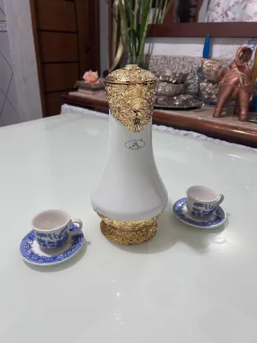 jarra com o jogo de duas xícaras