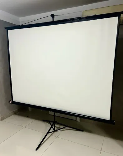 Vendo, Troco ou Alugo Telão/Tela de Projeção com Tripé de Mais de 100 Polegadas