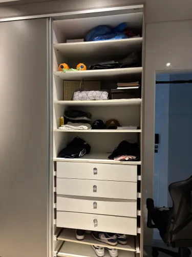 Quadra roupa, painel Tv, escrivaninha com criado mudo