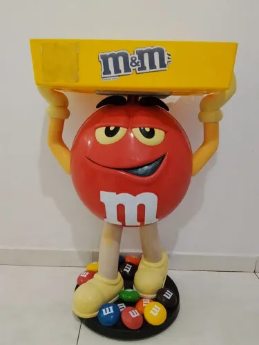Boneco grande para decoração do M&M usado