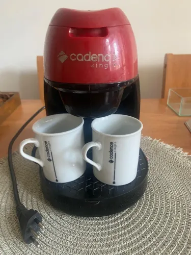 Cafeteira Cadence compacta