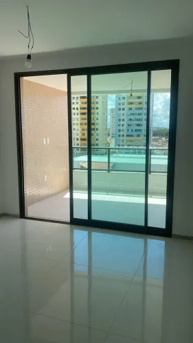 Porta de correr de vidro com estrutura de alumínio 