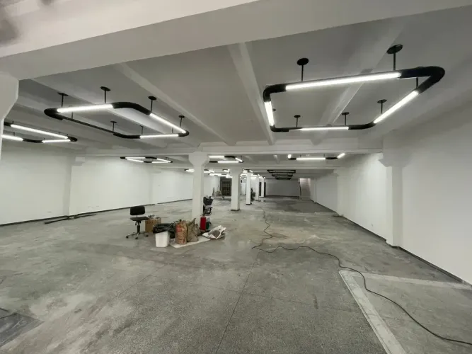 Loja comercial ampla  c/ elevador excelente localização no Pinheirinho / Sitio Cercado