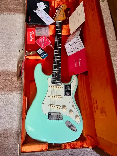 Guitarra Fender American Ultra Luxe Vintage 60?s
