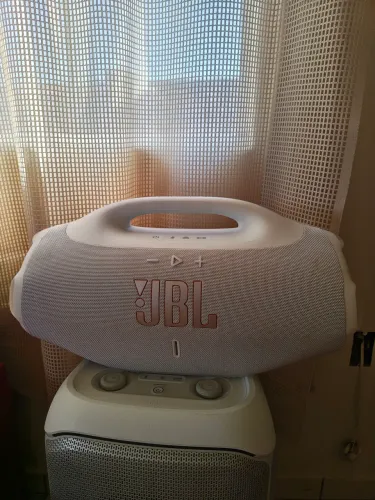 Vendo essa bombox 4 com um mês de uso