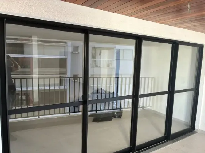 PORTA DE CORRER / ESQUADRIA ALUMÍNIO PRETO COM VIDRO - ALTO PADRÃO