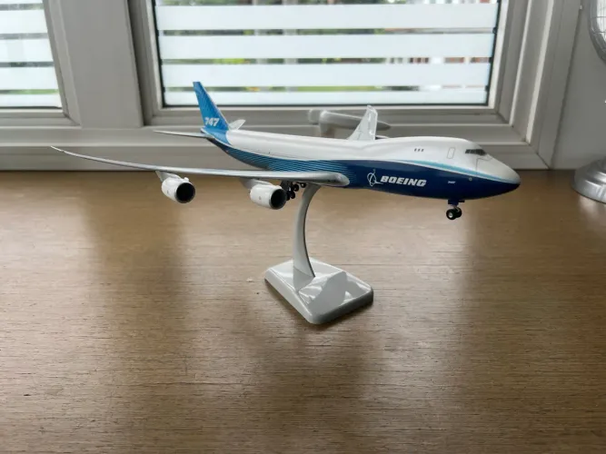 Hogan Wings Boeing 747-8F house colors livery 1:200