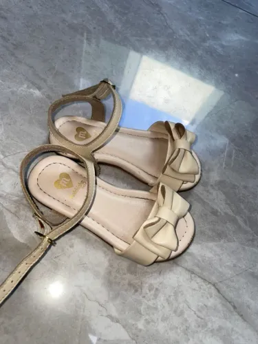 Sandália Molequinha bebê bege tamanho 23