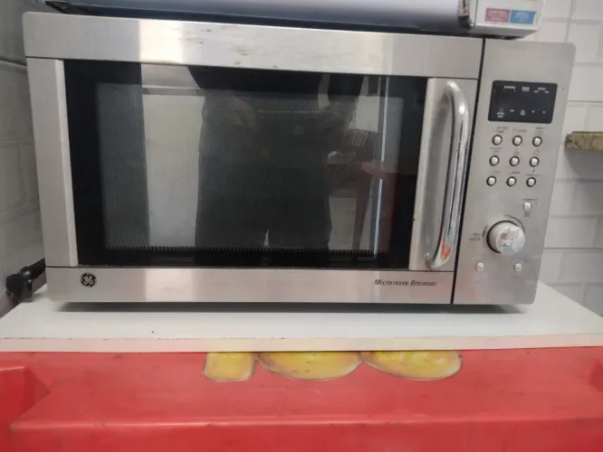 Forno microondas com grill GE, modelo MG 37ADI 