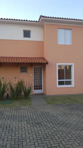 Casa 3 Dorms no Villa Flora | Piso porcelanato | Teto em gesso | Churrasqueira | Quintal