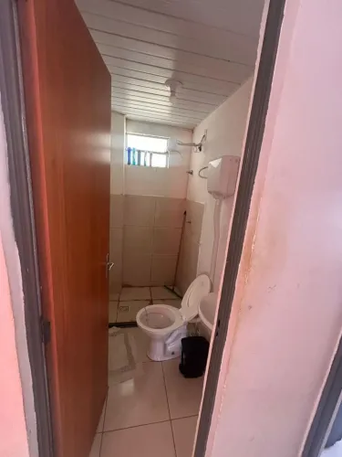 Vendo casa, bem conservada, toda de grade.