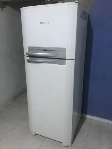 Geladeira Eletrolux branca semi nova 