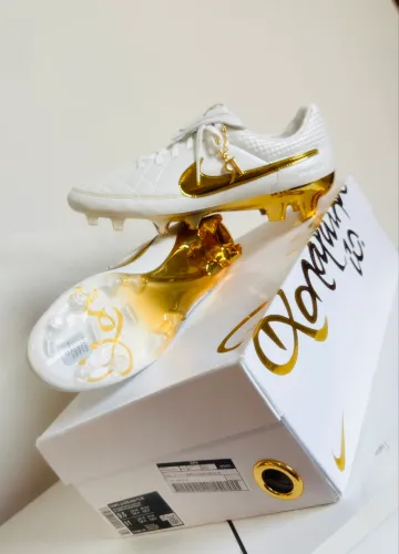 Chuteira Nike TIEMPO Legend SE Ronaldinho FG (Campo)