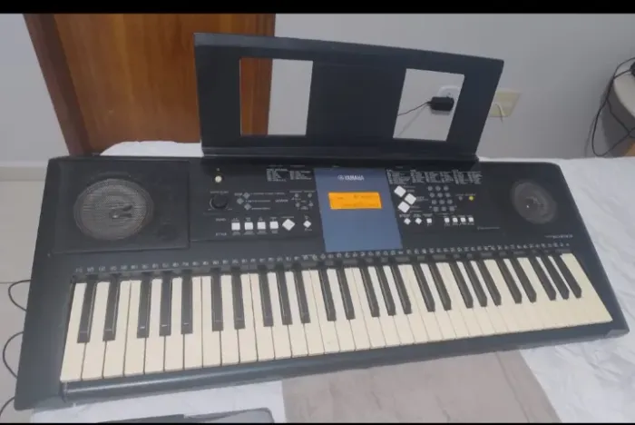 Teclado Yamaha PSR-333 com Pedal, Estante e Bag