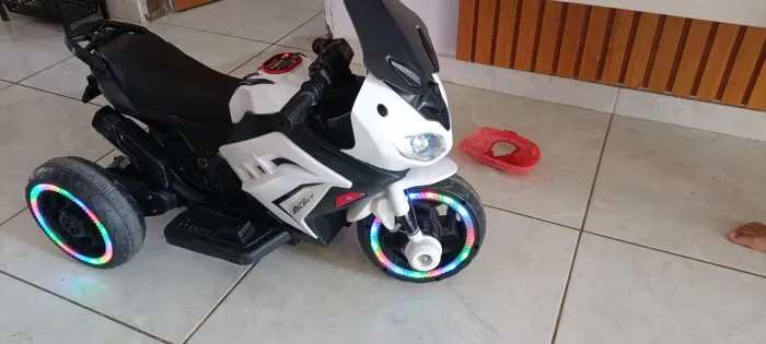 Moto elétrica infantil até 4nos