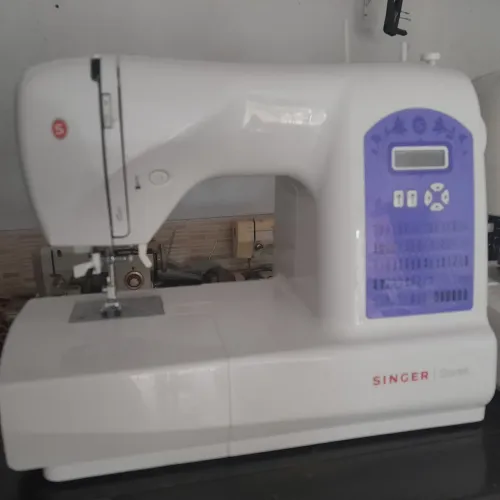 Máquina de costura e bordar Singer 