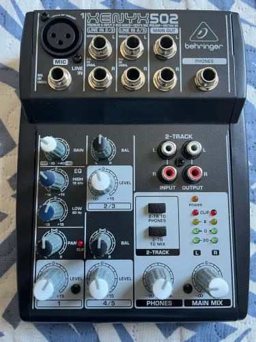 Mesa de Som Behringer Xenyx 502 5 canais 120v