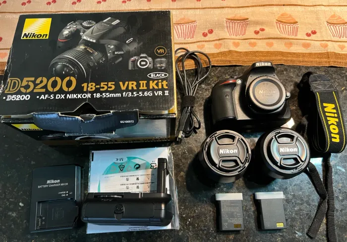 Câmera Nikon D5200 + 2 Lentes + Battery Grip + Acessórios (Completa na Caixa)