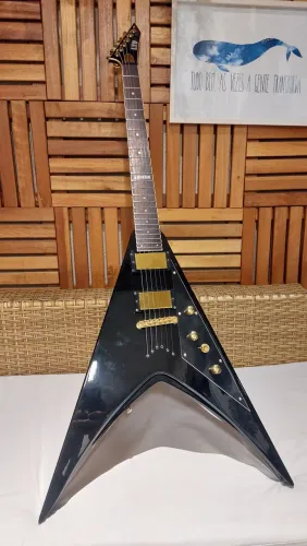 Guitarra LTD ESP V-200 Preta com Hardware Dourado Impecável!
