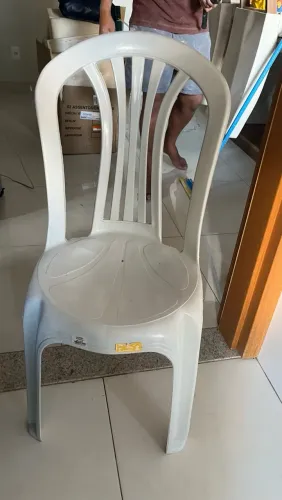 Cadeira plástica branca