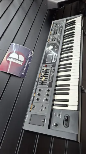 Teclado Roland V-Combo VR-09 - SEMINOVO - Aceitamos Trocas - Dividimos em até 12x