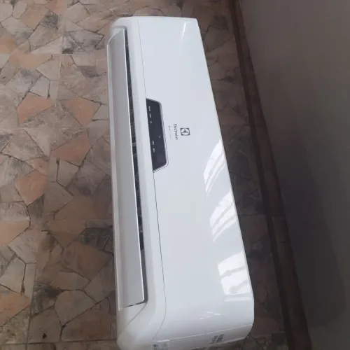 Split Electrolux Ecoturbo 12.000 BTUs.