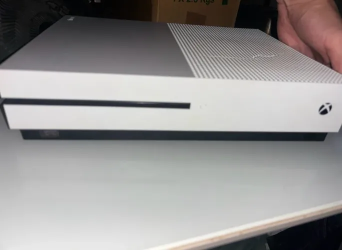 Xbox One S Com 4 Jogos e +1 controle incluso