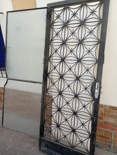 Porta de ferro