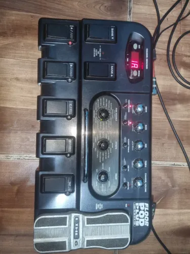 Pedaleira Floor P.O.D Plus Line 6 (Com Defeito)