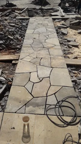 Venda de pedras e mão de obra especializada.