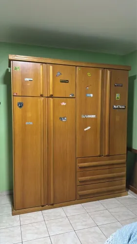 Guarda roupa de madeira ótimo estado