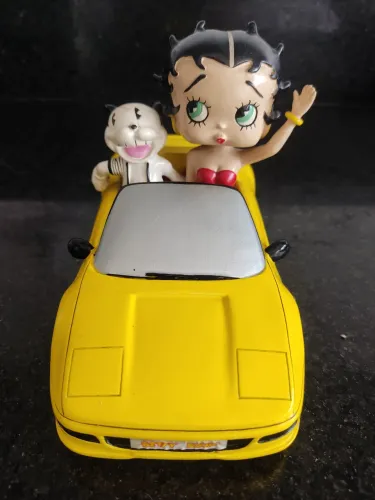 Betty Boop no carro amarelo