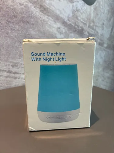 máquina de ruído branco com luz noturna