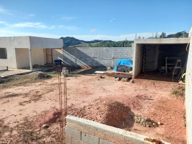 Oportunidade!Granja em construção avançada no Granjeamento Portal do Sol - 600m²