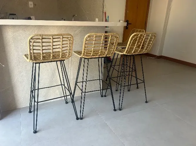 4 Banquetas em fibra sintética e estrutura metálica preta - Excelente estado