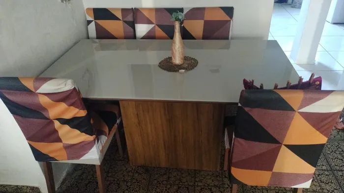 Vendo Mesa Grande com 6 cadeiras e capas