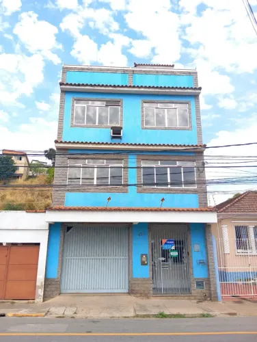 Casa triplex para venda tem 180 metros quadrados em Centro - Resende - RJ