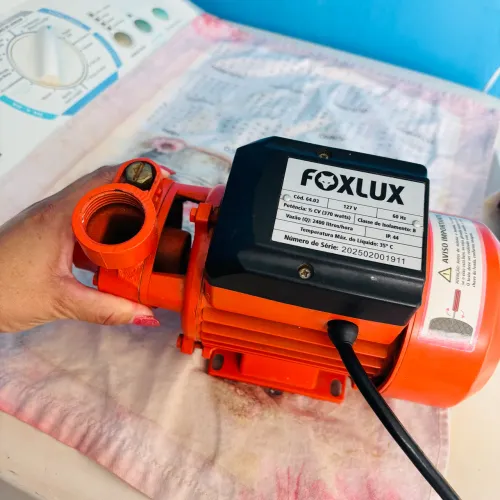 omba em ótimo estado e pronta para uso. Ideal para transferência e bombeamento de água.