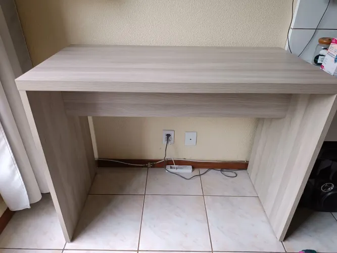 Mesa balcão com banquetas