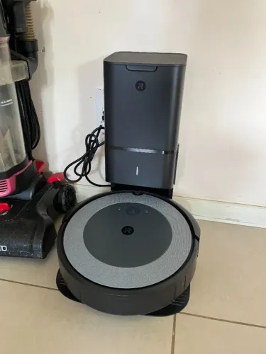 Aspirador Robô Roomba i7 com torre de esvaziamento, retorno automático base e acessórios