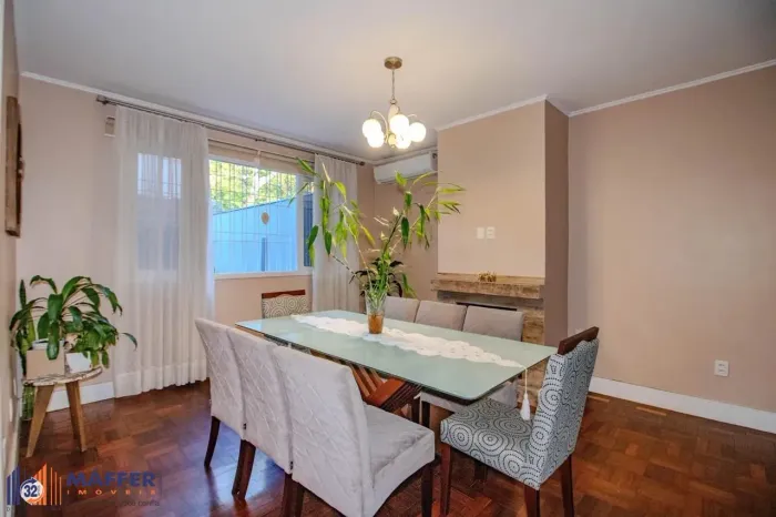 Casa Reformada com 5 Dormitórios e Amplo Pátio
