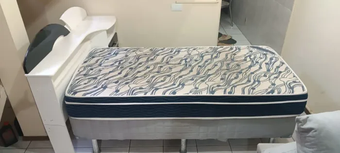 Cama de solteiro com colchão e cabeceira 