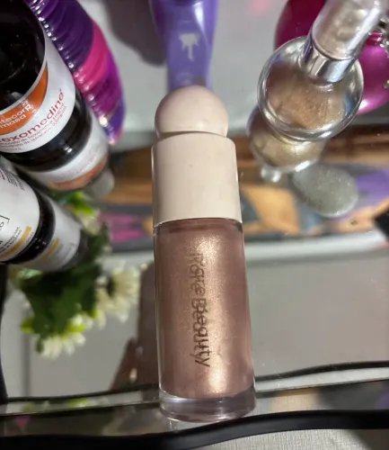 Maquiagem Rare Beauty na cor mesmerize