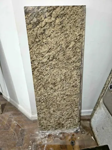 Pedra de granito Santa Cecília 133,5 x 50,5 cm, espessura 2 cm