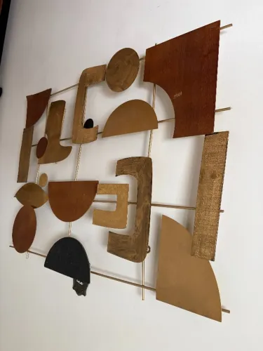 Quadro decorativo moderno em metal e madeira - arte geométrica (1,00m x 0,76m)