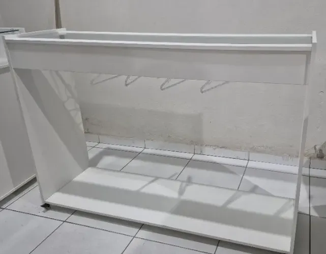 Expositor com vidro e rodinhas 100% MDF. Aceita negociação 