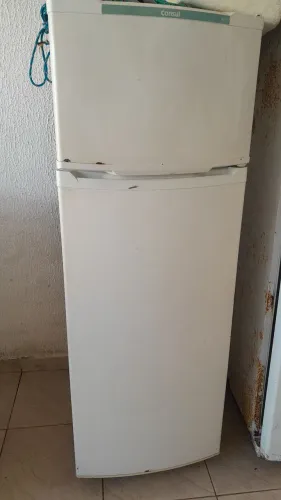 Vendo Geladeira 220v Usada Cor Branca. NÃO Entregamos.