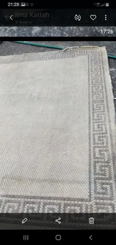 TAPETE SIMPLES TAMANHO MEDIO COR CINZA DESENHOS PRETOS 