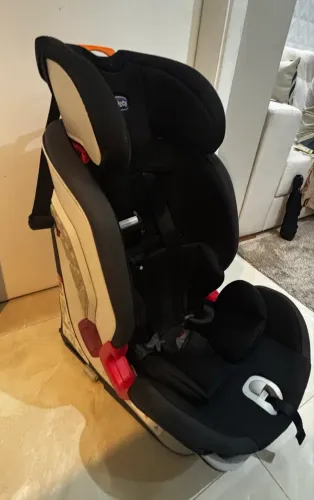 Cadeirinha Chicco auto com isofix preta