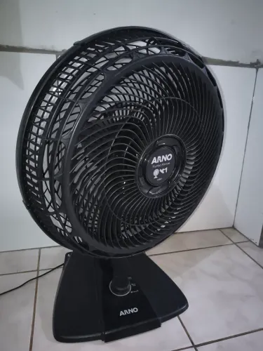 Vendo ventilador Arno 40cm semi novo de messa, motivo comprei um climatizador.